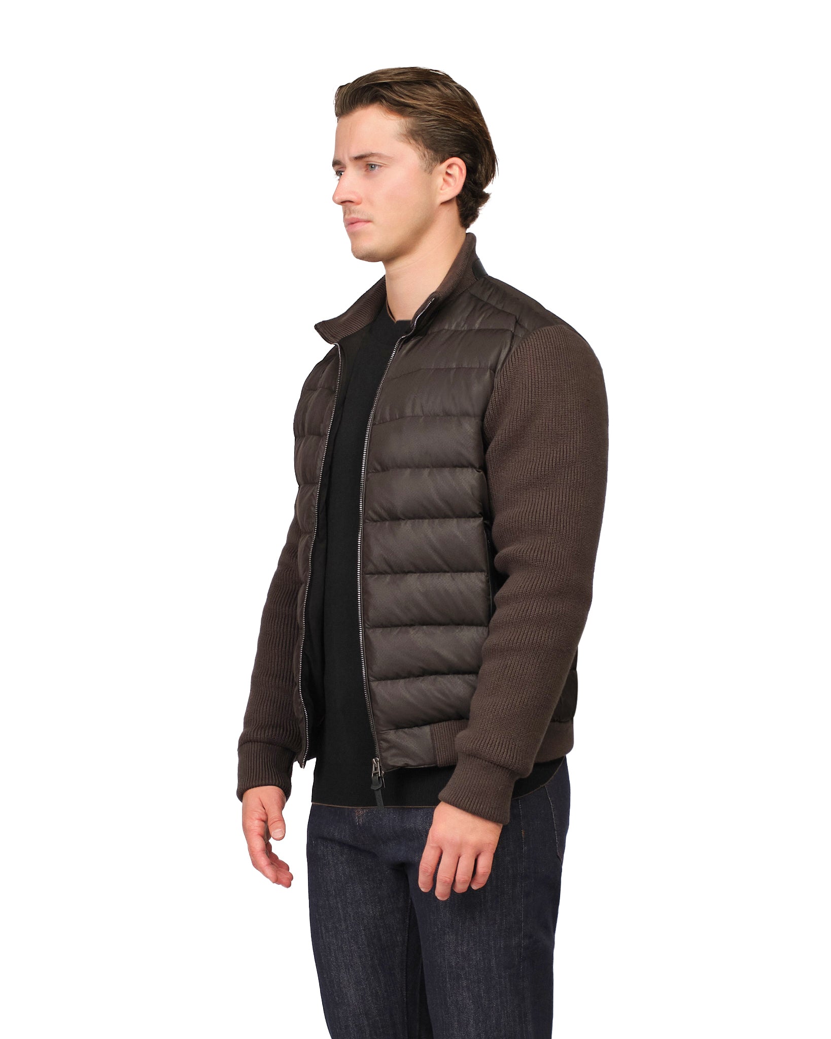 De gebreide donsjas met mouwen in antracietkleur