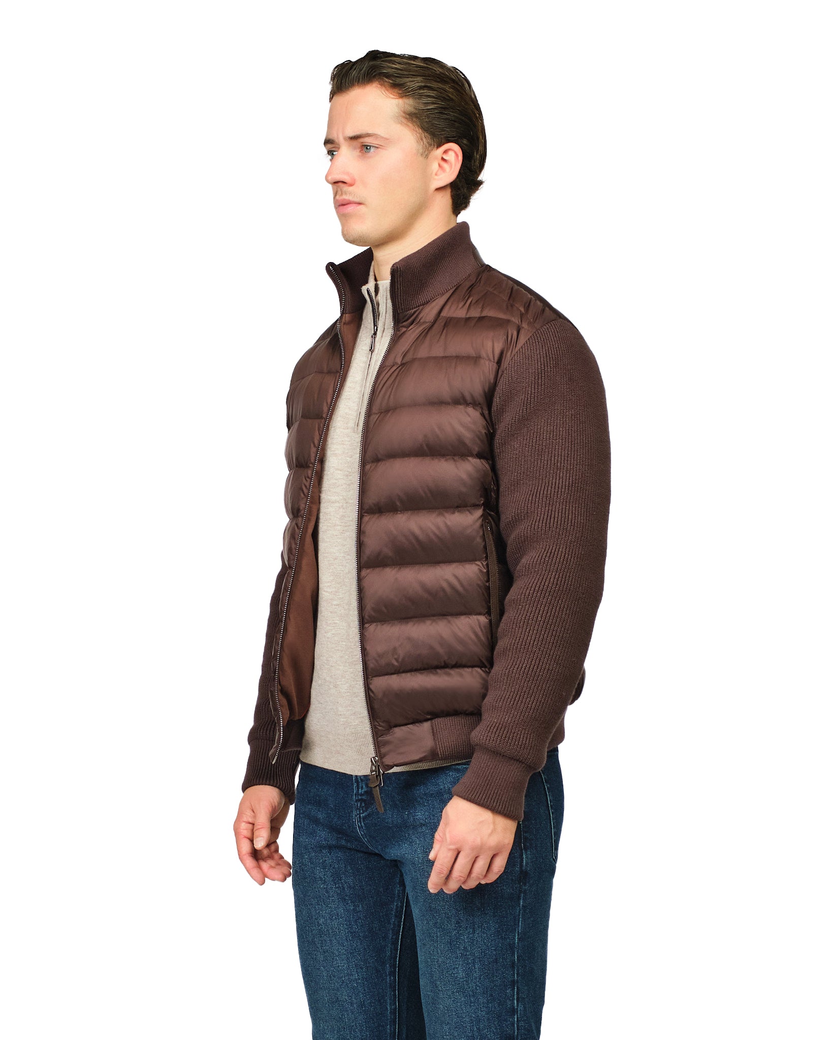 De gebreide donsjas met mouwen in bruin