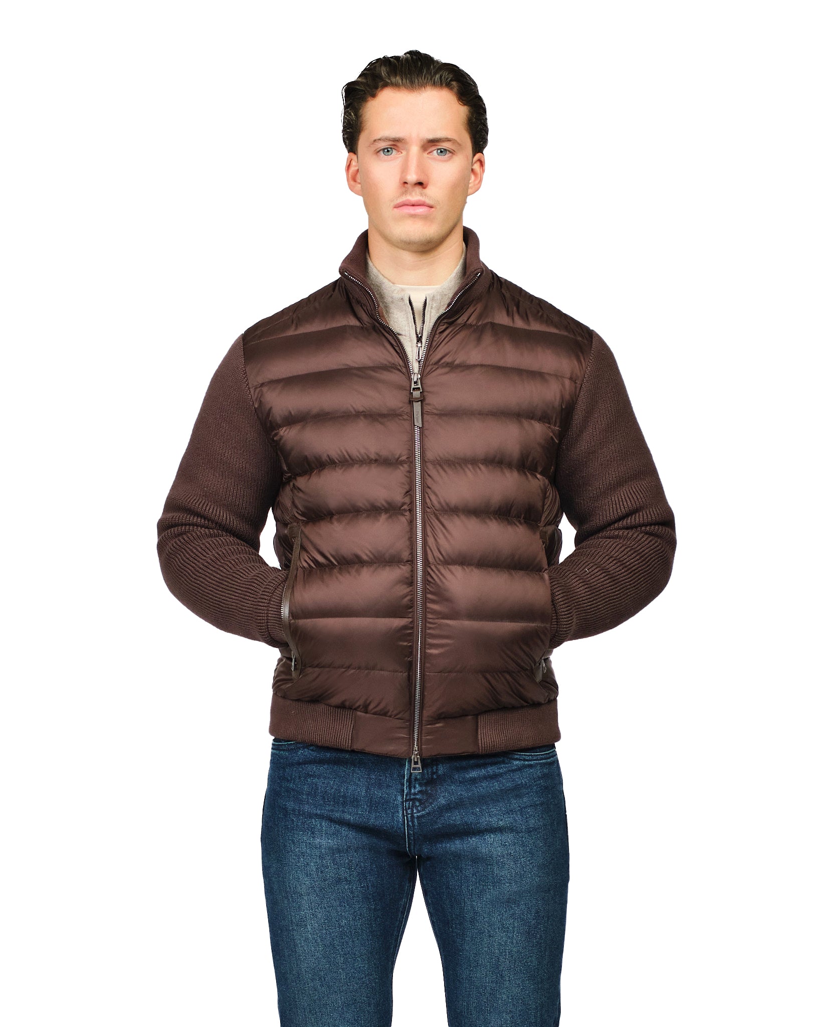 De gebreide donsjas met mouwen in bruin