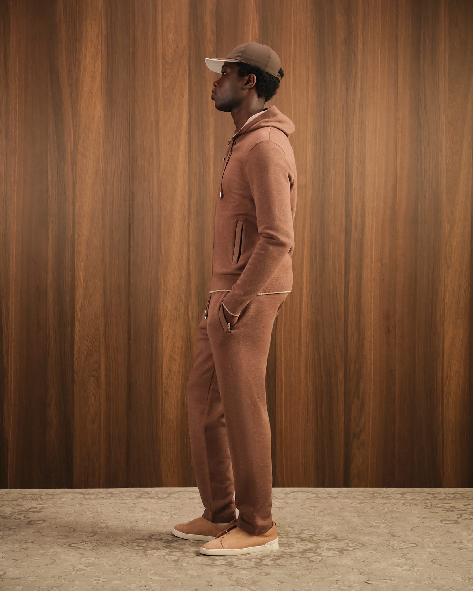 Tweekleurig gebreid trainingspak in bruin en beige.